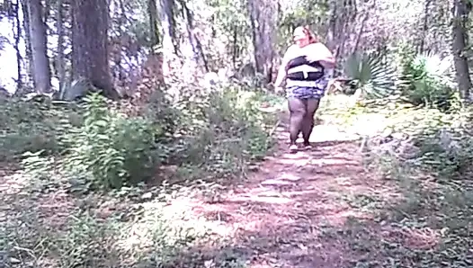 Толстушка Angie Kimber, публичный стриптиз на улице, обнаженная игра в озере