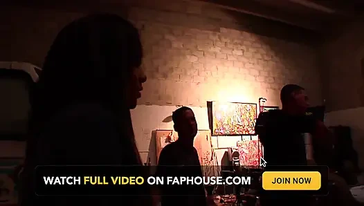 Чернокожей тинке с большой задницей глубоко трахают ее киску