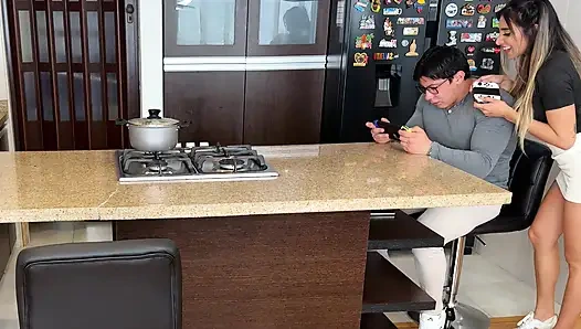 Трахни мою жену! Она предпочла бы дать своему шурину минет, чем играть в видеоигры со своим бойфрендом!