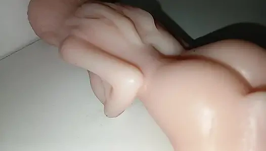 Mini seks bebeği büyük parmaklar tarafından sikiliyor