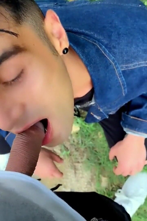 Parkta insan pisuanı