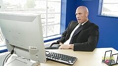 オフィスで金髪の秘書をクソハゲ男