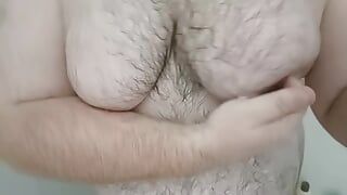 Cámara lenta de oso gordo frotando moobs en la ducha