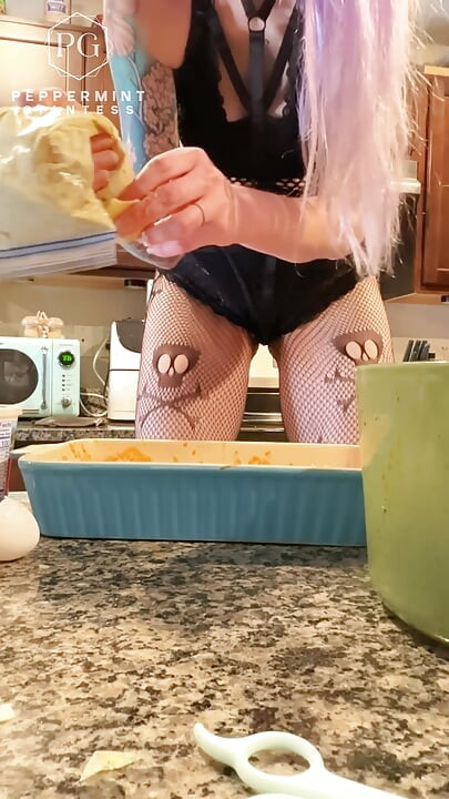 7'3 pepermuntreuzin maakt gevulde schelpen met een zeer ondeugende kleine helper vastgebonden aan mijn hiel
