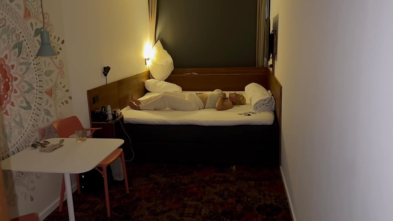 Satisfacción de la habitación del hotel antes de follar, ella misma lo consigue y me lleva a la erección