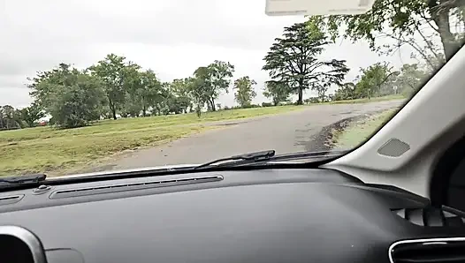 Üvey erkek kardeşimin büyük yarağını arabada emiyor