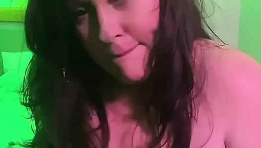 Super sexy MILF in netzstrümpfen hat intensive finger und fickt sich