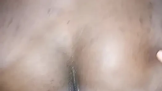 Bu fahişenin büyük kalçalarını yıkıyorum