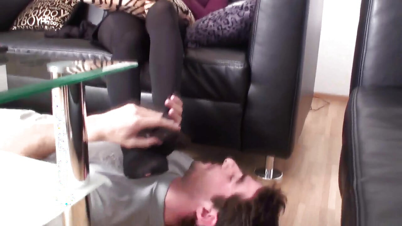 Kamanding pentihoj pairon ki pooja