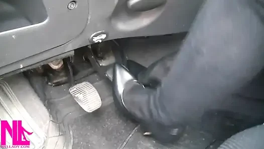 Pedal memompa dengan stoking hitam dan sepatu hak tinggi paten abu-abu