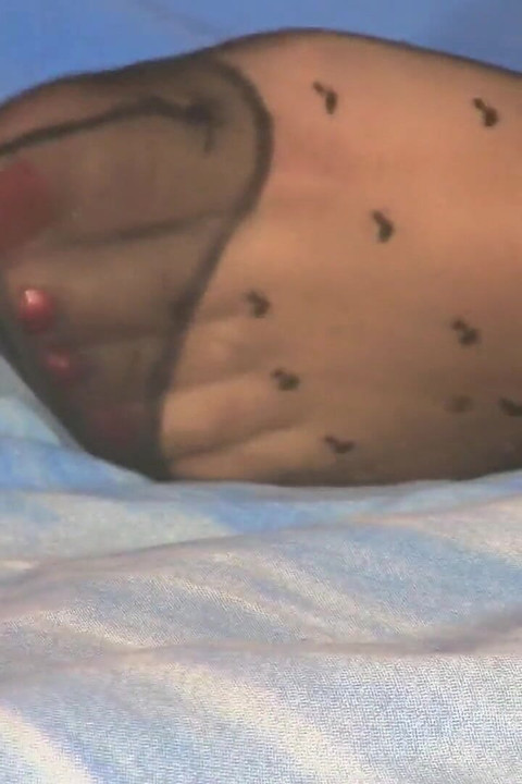可爱的黑发女郎一边看报纸一边炫耀她的脚