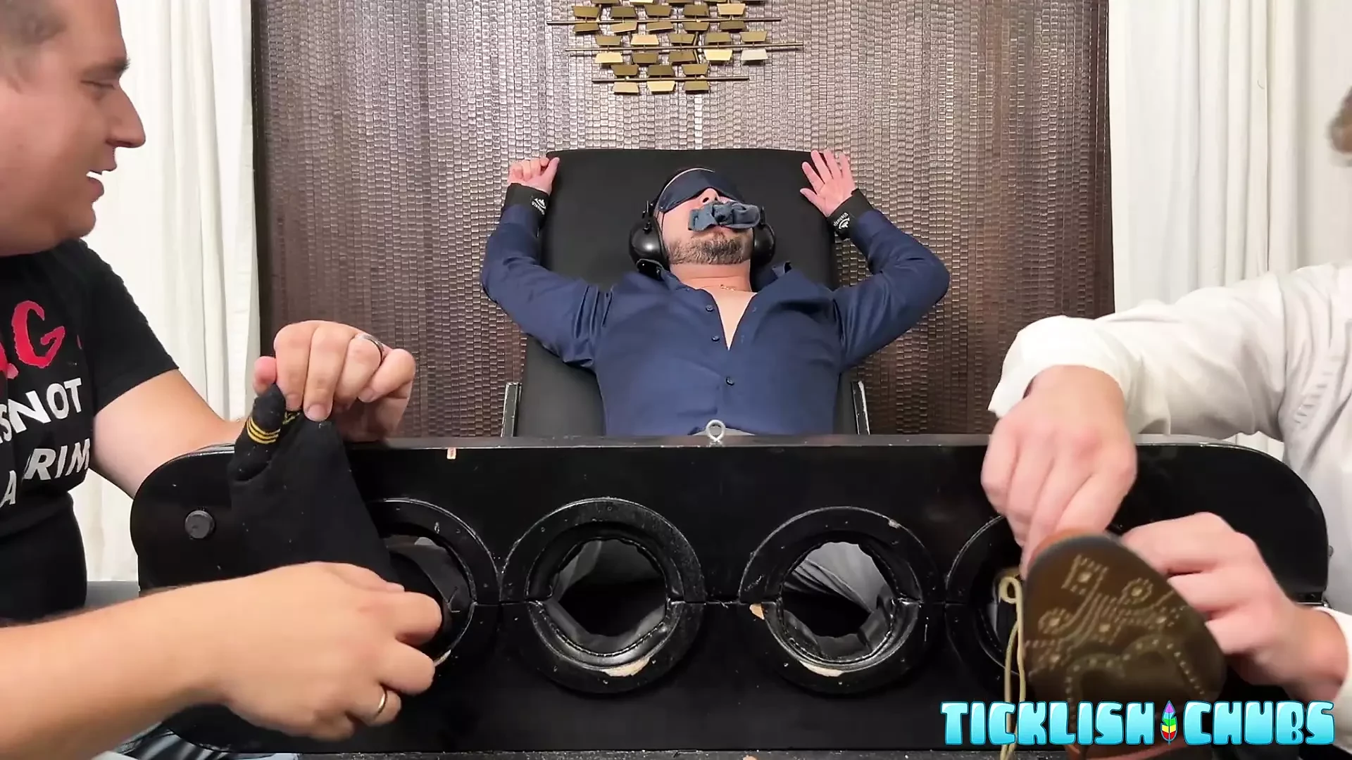 Ticklishchubs：Leo为了得到贷款而被他的老板loboud和matt狠狠地挠痒痒