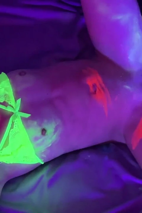 Volles video - glow-party! Bukkake-gangbang für spermahungrige schlampe - Cliff Media Productions