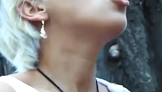 Pelacur rambut pirang asal jerman ini pengen kencing dan muncrat di hutan