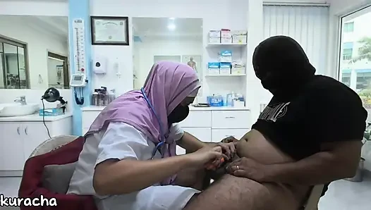 Hijab-doktor rasiert den dicken schwanz des kunden nicht hart beim rasieren
