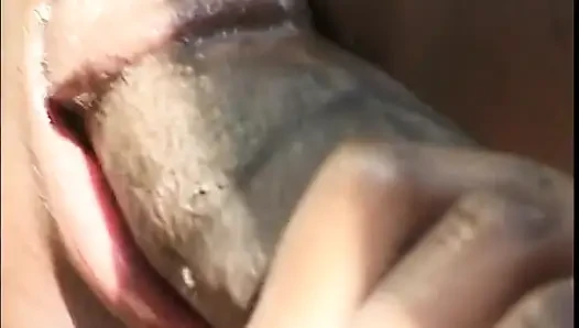 Deneyimli siyah modeller havuzun yanında birkaç siyah yarağı emerken mutlu