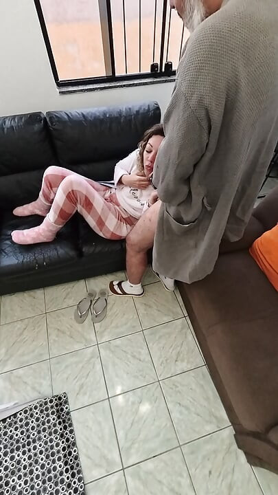 Sie weiß, wie man bei der Masturbation hilft und schluckt alles. Tabu.