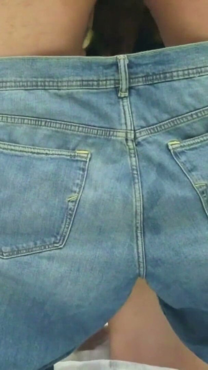 En seksi ateşli üvey kızkardeş sıkıştı. üvey kardeş yardımcı olur. taşaklarını tuttu, aletini emdi ve içine boşalmasına izin verdi | Klip 2