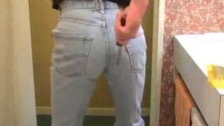 Typ, der seine blassen Bue Levi 501 Jeans reißt und reißt