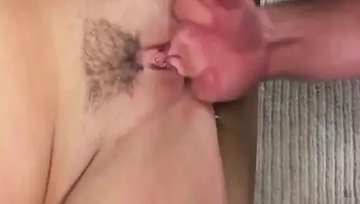 Сквиртующая шлюшка Ahegao трахает пальцами ее текущую дырку для взрыва