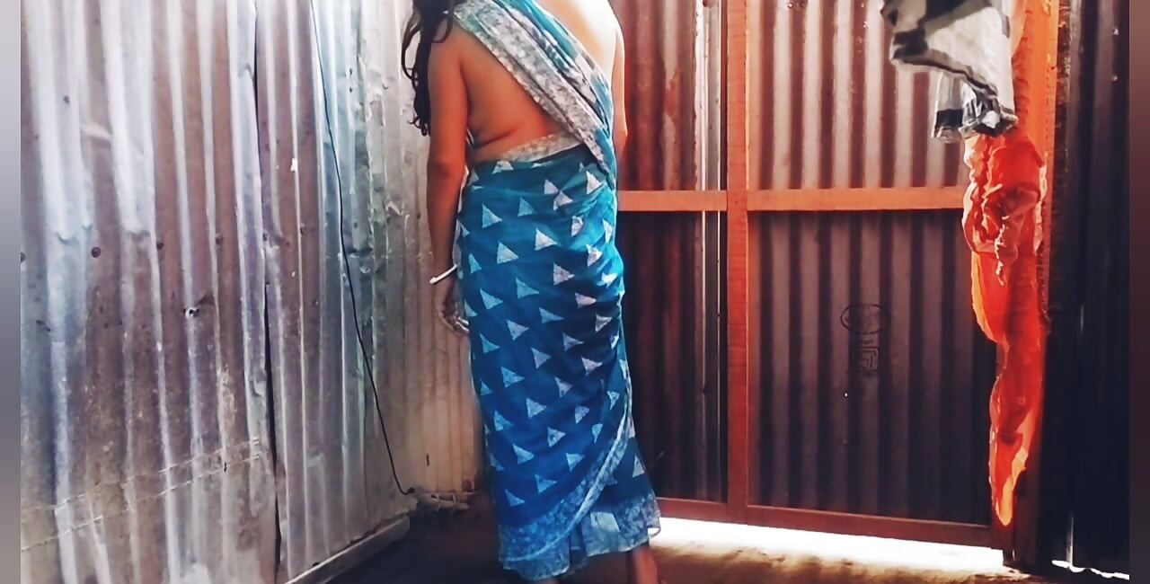 Awek bhabhi desi kampung panas dengan saree cantik dikongkek keras di luar