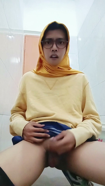 Hijab Asian Femboy na Nagjakol sa Pampublikong Toilet ng Opisina | Clip 1