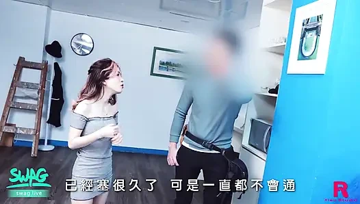 İş çok ateşli oluyor, tesisatçı ve pasta şefinin Asyalı kızlarla sikişmeye ihtiyacı var.