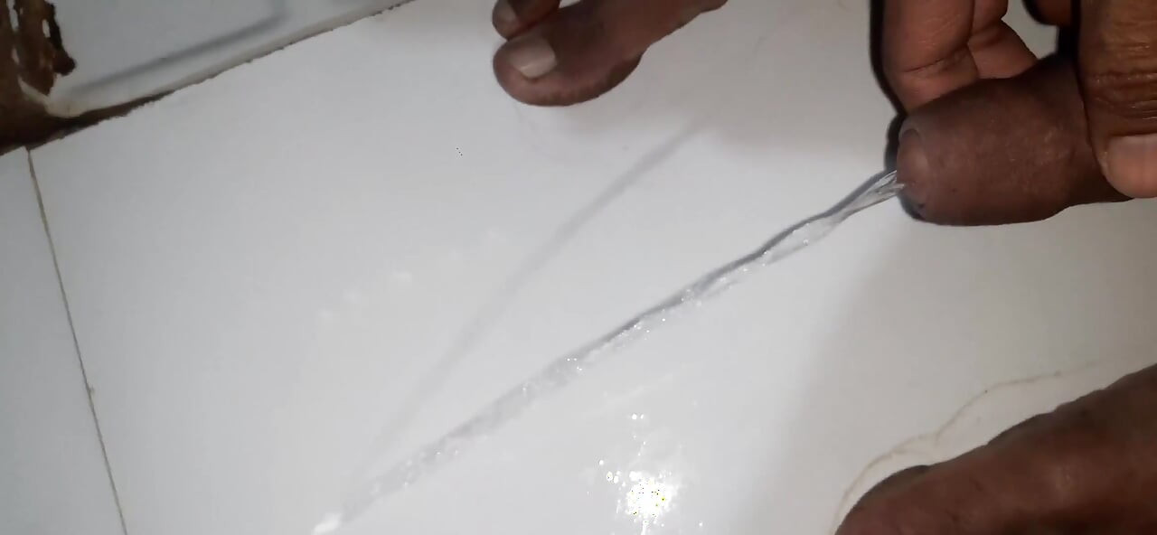 ฉี่ในห้องน้ํา ชายอินเดียชักว่าวควยใหญ่ผิวดําถ่ายเอง