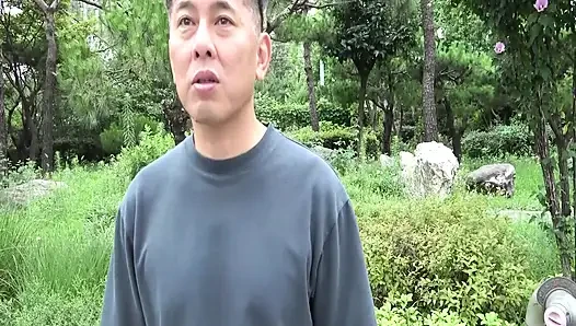 H087G03 Mithilfe einer Übersetzungs-App eine 21-jährige koreanische schönheit mit kristallklarer weißer haut auswählen