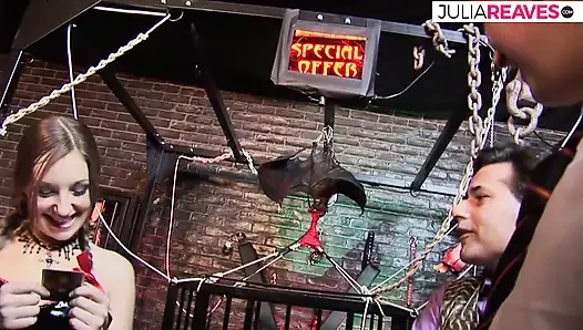 Ateşli kız büyük bir yarağa binerken başka biri büyük zevkle klitorisini yalıyor