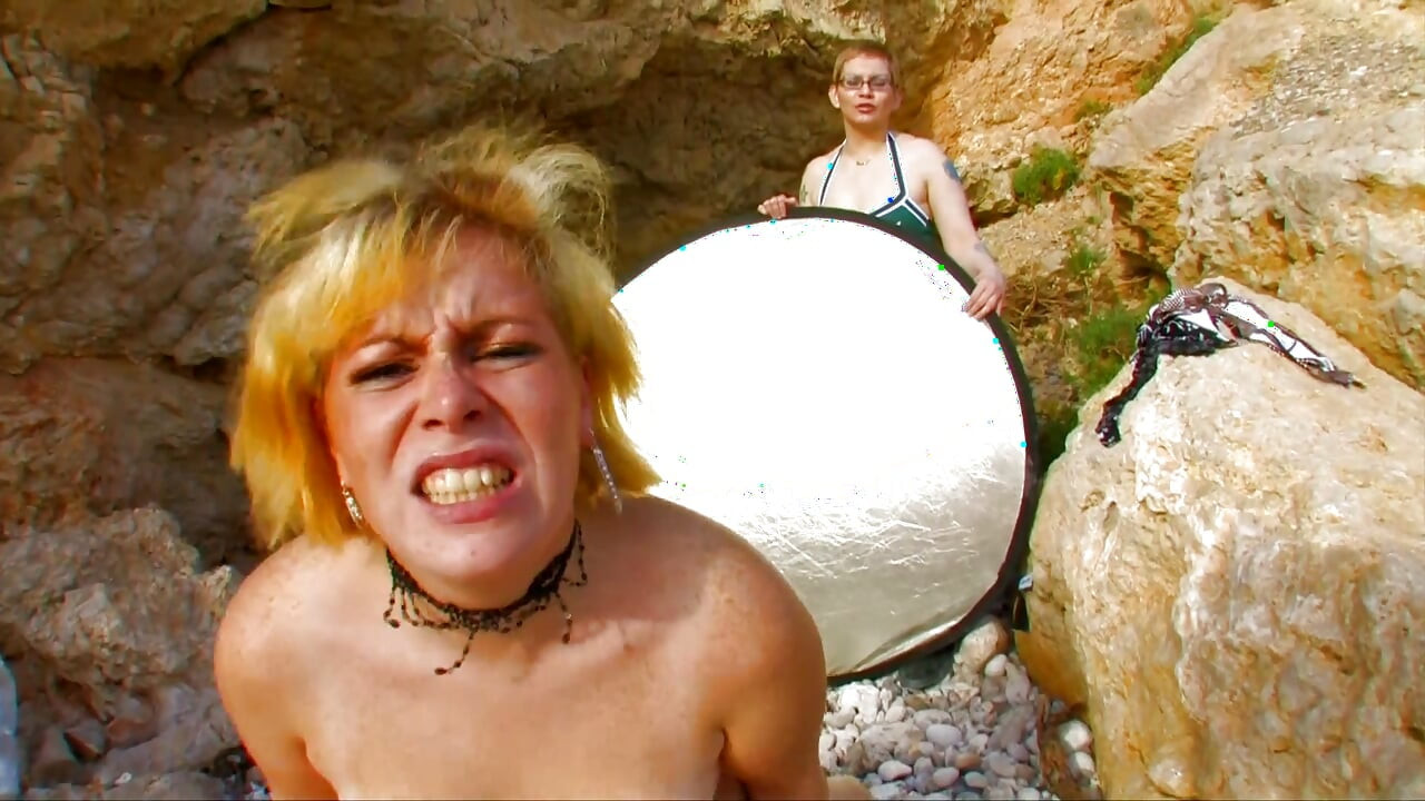 Plump mature blonde outdoor fucking
