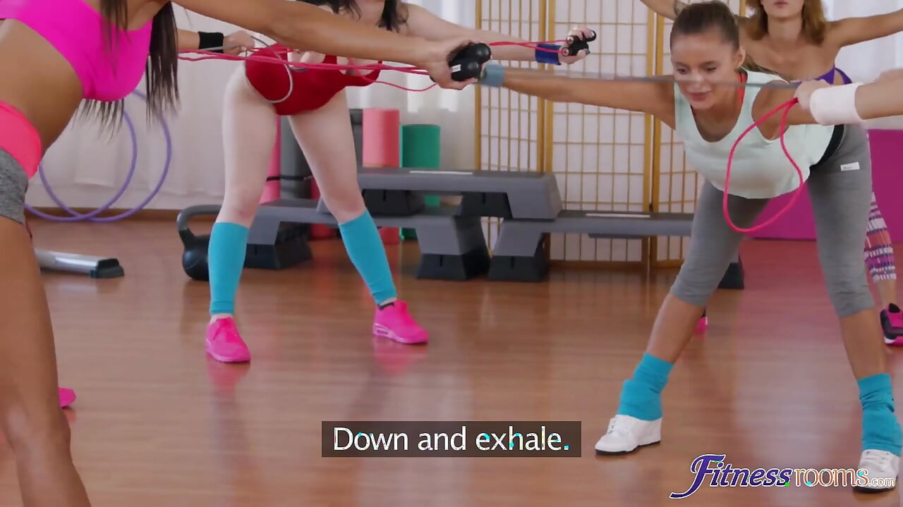 Fitness rooms - lesbická trojka po cvičení v tělocvičně