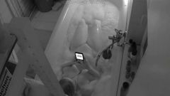 Cam của vợ trong bồn tắm
