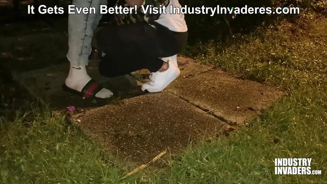 Pacar mengisapku di depan rumah orang tuaku di IndustryInvaders