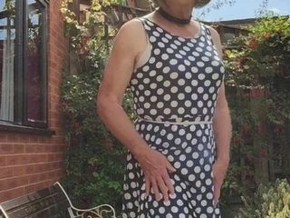 Polkadot -jurk - buiten in de tuin