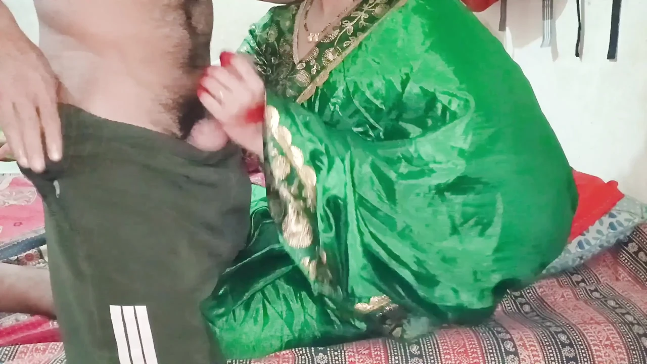 Xxx Indian desi Beautifully Dolly singh bhabhi Ko Devar ne diwali ke din pela Hara sari me