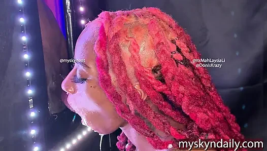 Gırtlağına kadar büyük zenci yarağı alıyor