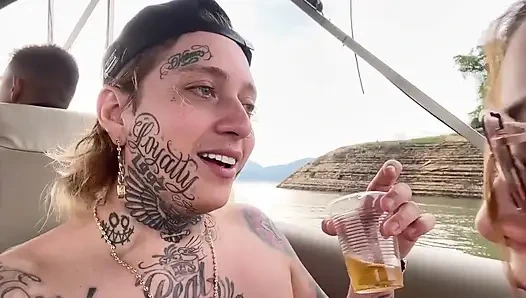 Kolombiya Şehri Seyahatinde En İyi Arkadaşımın Partneriyle Yatıyorum