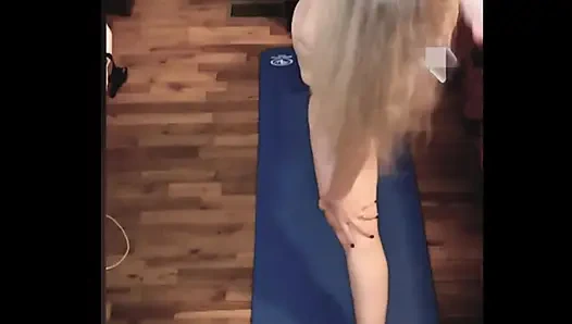 Горячая милфа-толстушка делает хороший Ole голый йога, чтобы подрочить!