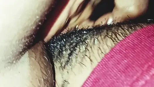 Подруга лижет и сосет киску в домашнем видео