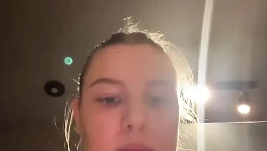 Первый раз сквиртую в рискованном месте. Сиди на камеру