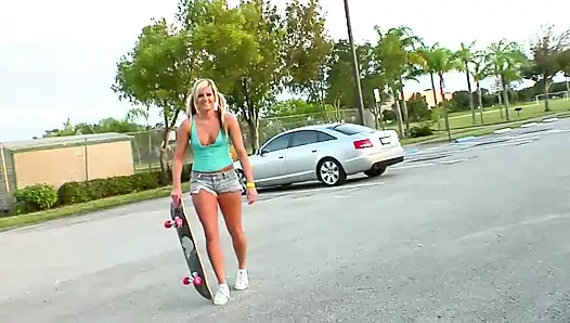 A big huge cock for the sweet mouth of a blonde sexy girl