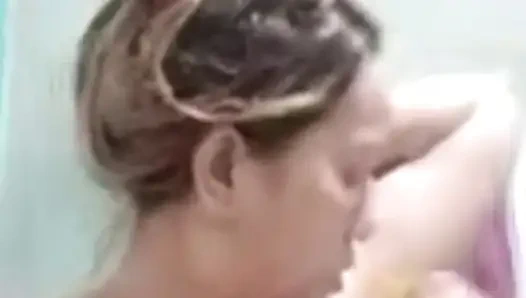 Srepaunt duş alıyor ve büyük bir yarak yapıyor