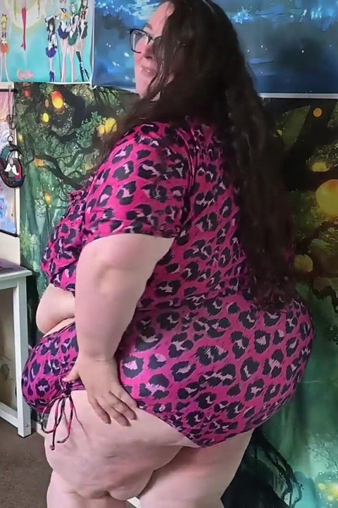 Grandota diosa gorda se prueba bikinis sexy