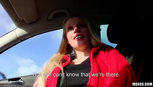 Public pickups - die blonde lucie mit dicken titten gibt pOV-blowjob im auto