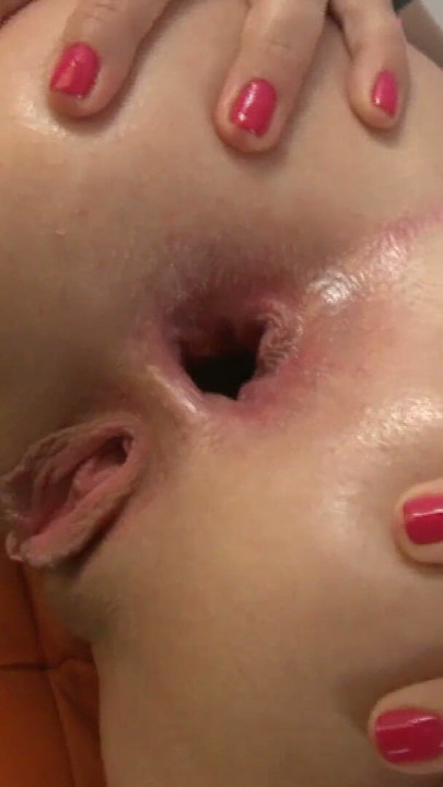 Sie steckt sich alle finger in den Arsch und will gefickt werden | Clip 2