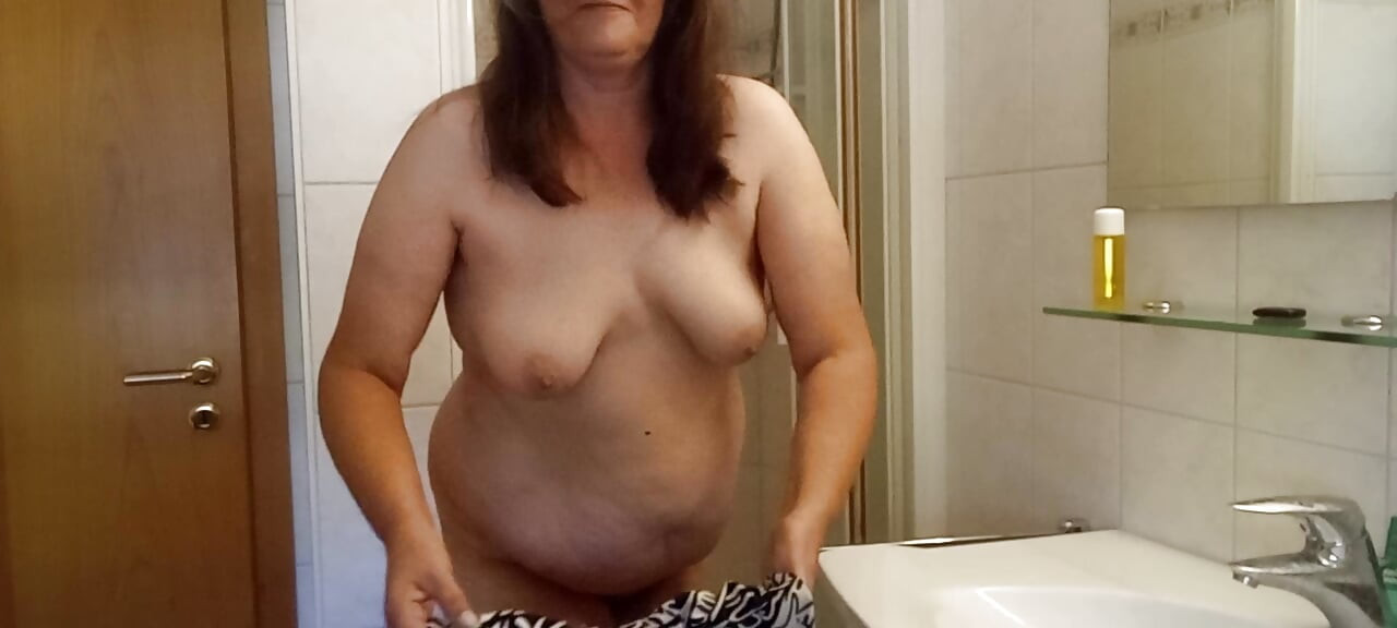 Gruba kobieta bardzo się moczy — gorący pokaz pod prysznicem