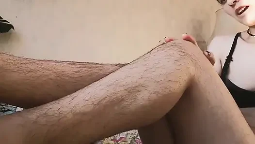 Gerçek doğal kıllı kadın bacaklarını gösteriyor