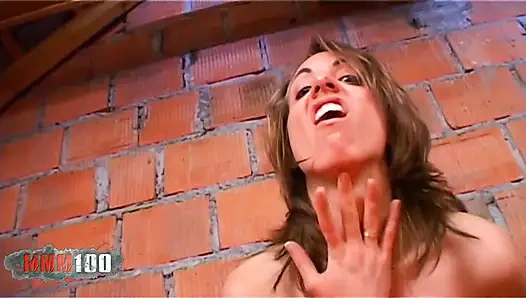Das französische schätzchen missguapa spielt mit einem rosa dildo in ihrer muschi