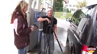 Llenó el coche de gas, luego llenó la puta con su polla gruesa.